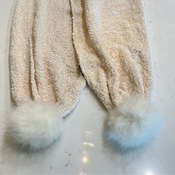 H&M Divided Soft Cream Textured Knit Scarf With Faux Fur Pom Poms NWT - Picture 3 of 6